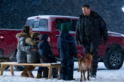 “HE STOPPED IN A BLIZZARD — WHAT HE FOUND ON A PARK BENCH CHANGED ALL THEIR LIVES”